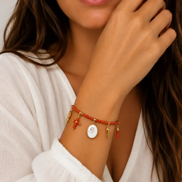 Bracelets Corne Croix corail Oeil de st lucie Poing corail Main or 18k et corail
